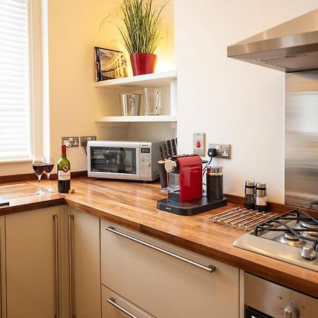 Arkle - Five Star Town Centre Apartment, เชลเทนแฮม ภายนอก รูปภาพ